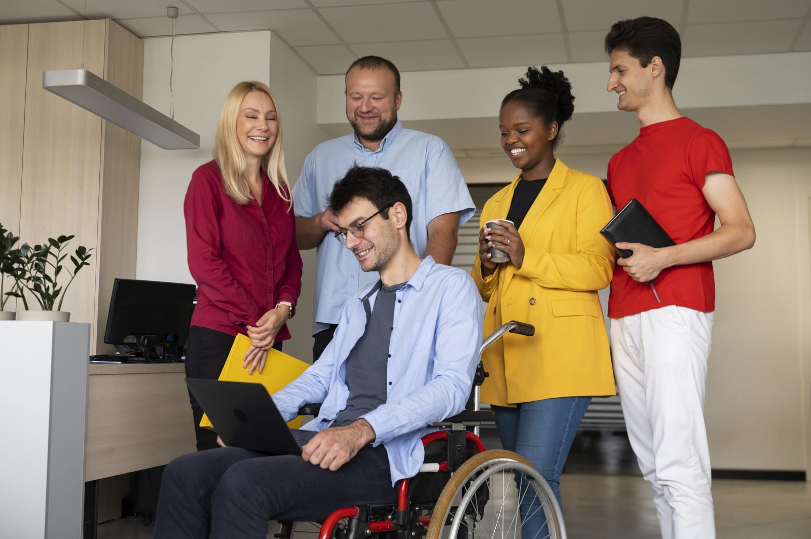 side-view-smiley-people-work